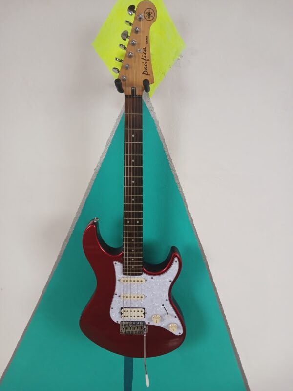 Guitarra Eléctrica Yamaha Pacifica 012 - Rojo Metálico Profundo con faja con seguro y clavijas de seguridad Locking Tunner - Image 2