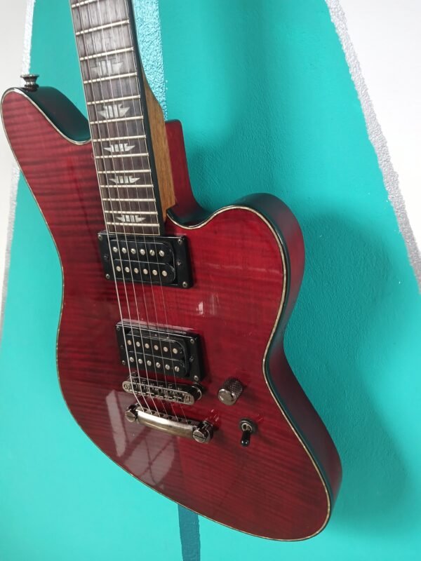 Guitarra Eléctrica Charvel  - Trans Red / Trans Black con Humbuckers y Diapasón de Ébano - Image 2