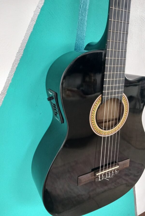 Guitarra Electroacústica Clásica Palmer PC13CEQ400 (Cuerdas de Nylon) con Cutaway y Preamplificador Activo - Negro Mate Elegante - Image 12