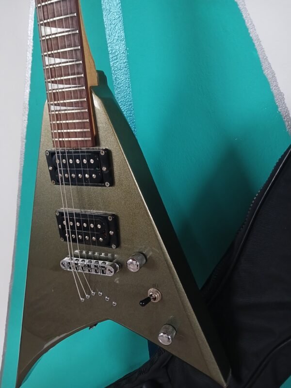 Guitarra Eléctrica Jackson JS Series (Estilo Flying V) - Verde Militar Mate Hecha en India con estuche