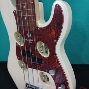Bajo Eléctrico Traveler Guitar - Modelo Ultra-Light Bass (O similar) - Crema / Blanco Vintage