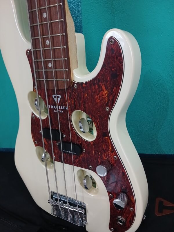 Bajo Eléctrico Traveler Guitar - Modelo Ultra-Light Bass (O similar) - Crema / Blanco Vintage