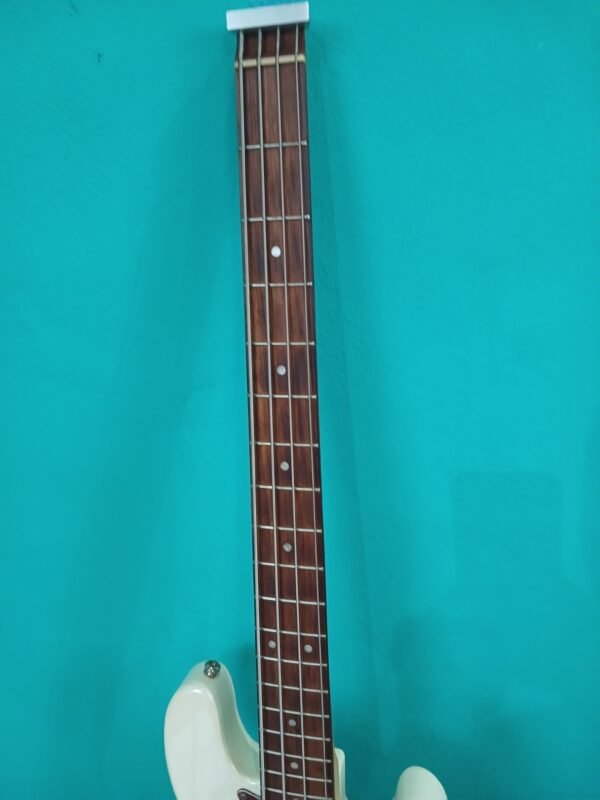 Bajo Eléctrico Traveler Guitar - Modelo Ultra-Light Bass (O similar) - Crema / Blanco Vintage - Image 9