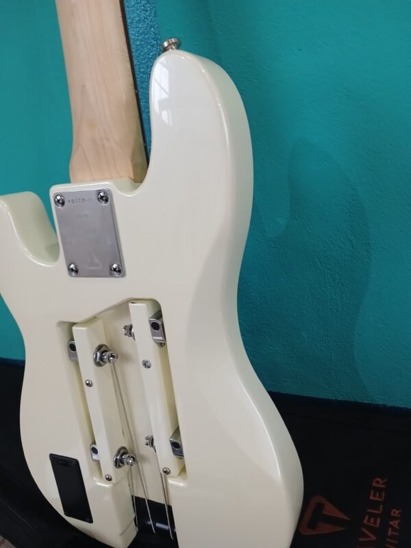 Bajo Eléctrico Traveler Guitar - Modelo Ultra-Light Bass (O similar) - Crema / Blanco Vintage - Image 4