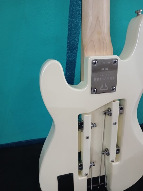 Bajo Eléctrico Traveler Guitar - Modelo Ultra-Light Bass (O similar) - Crema / Blanco Vintage - Image 3