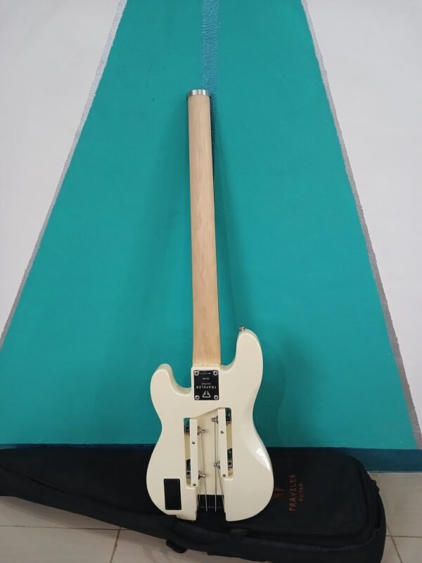 Bajo Eléctrico Traveler Guitar - Modelo Ultra-Light Bass (O similar) - Crema / Blanco Vintage - Image 2